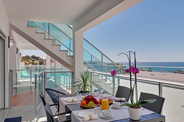 Terrace with sea view, near the pool
Table, chairs and sun loungers