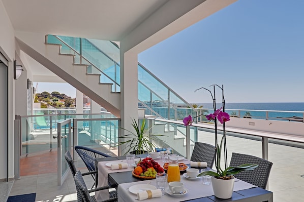Terrace with sea view, near the pool
Table, chairs and sun loungers