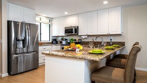 Fully equipped kitchen with breakfast bar