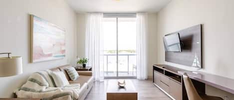 Acogedor y luminoso salón con decoración moderna y vistas al mar. Disfruta de la comodidad y el estilo en este espacio perfecto para relajarte