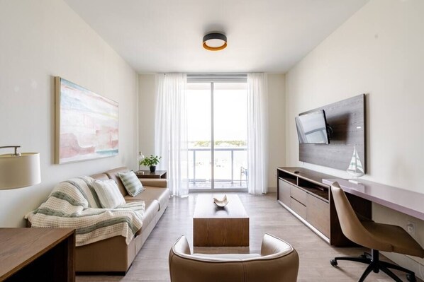 Acogedor y luminoso salón con decoración moderna y vistas al mar. Disfruta de la comodidad y el estilo en este espacio perfecto para relajarte