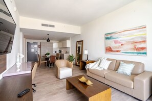 Acogedor y luminoso salón con decoración moderna y vistas al mar. Disfruta de la comodidad y el estilo en este espacio perfecto para relajarte