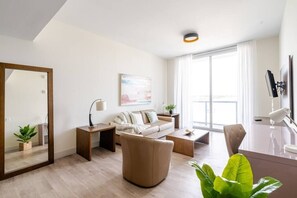 Acogedor y luminoso salón con decoración moderna y vistas al mar. Disfruta de la comodidad y el estilo en este espacio perfecto para relajarte