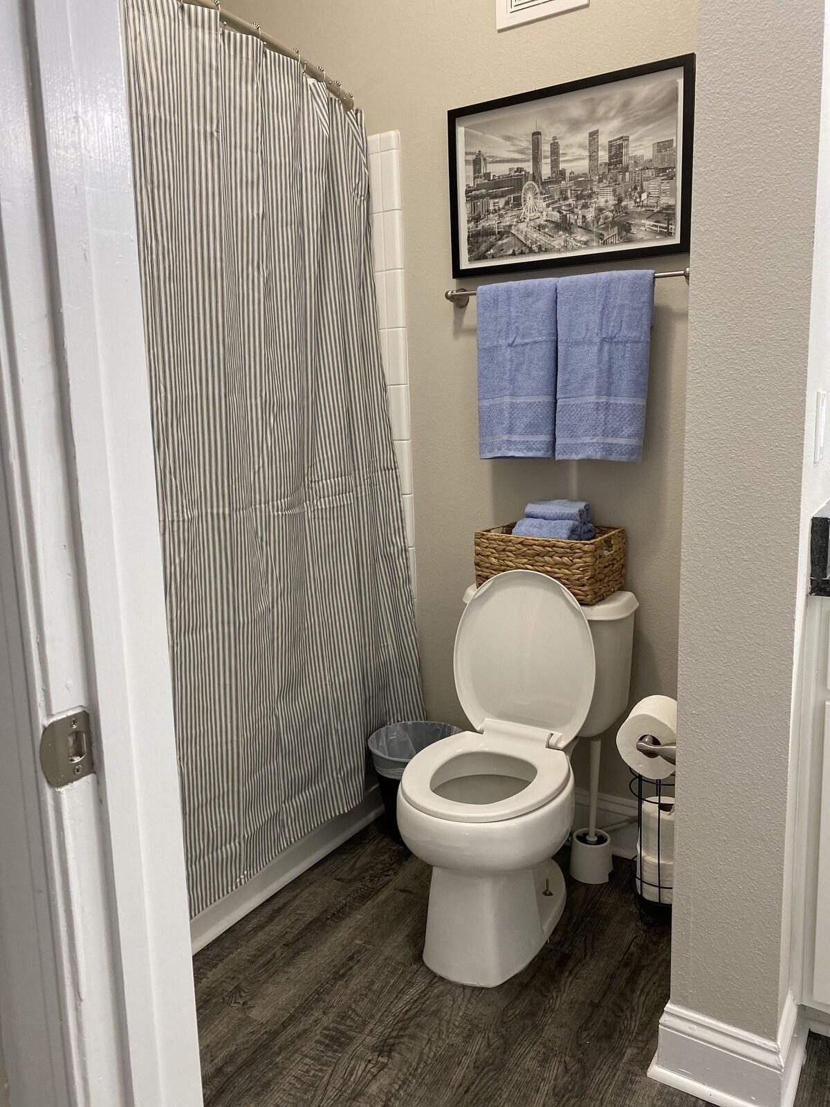 Cozy and Quiet Gem Near Perimeter Mall