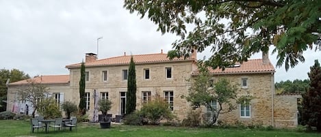 Façade sud, le gîte se situe à droite