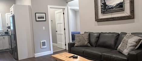 Lofted ceilings in the spacious living room with sleeper-sofa 