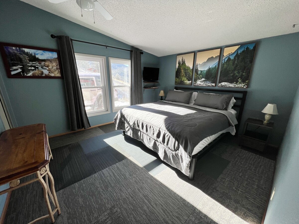 Cozy cabin. Quiet valley. Hot tub & views. Close to everything CO has to offer.