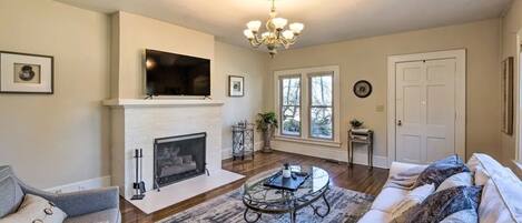 Spacious Living Room w/ comfortable seating for 4, 50" Smart TV, & a bar cart.