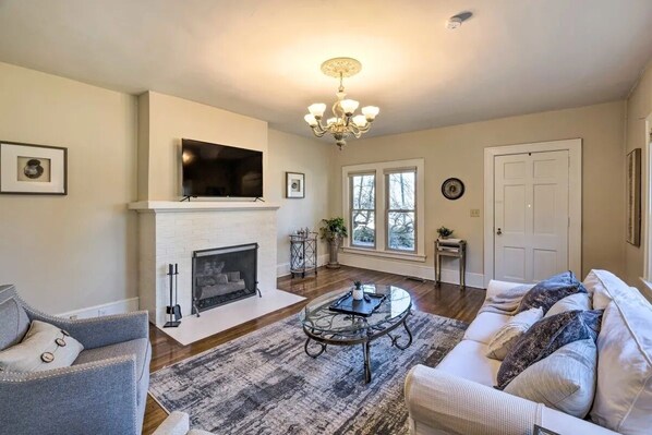 Spacious Living Room w/ comfortable seating for 4, 50" Smart TV, & a bar cart.