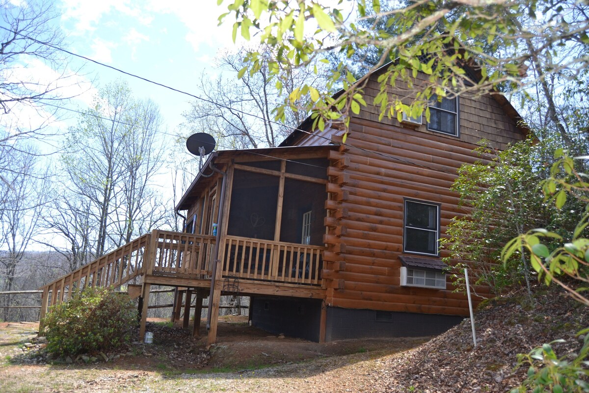 Cozy Pet Friendly Mountain Log Cabin in the Smokies