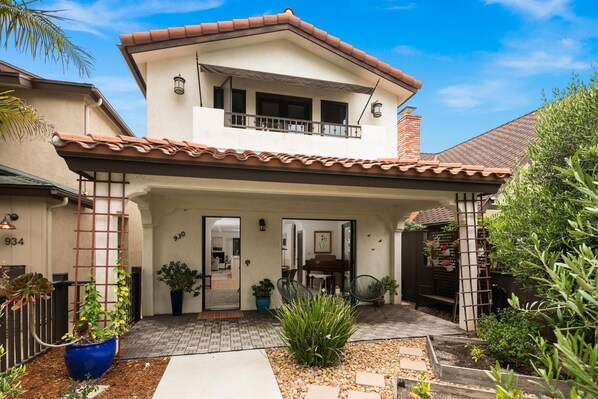 Mediterranean home 3 blocks from the beach
