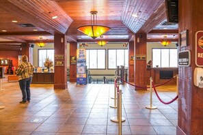 05_Club_Wyndham_Lobby-001