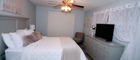 Queen bedroom with Smart TV, Cable, Netflix & Amazon Prime. Walk out patio!