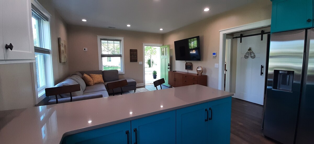 Getaway and relax! Enjoy the James River with mountain views!