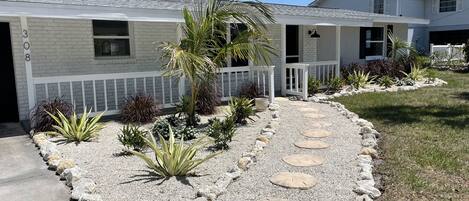 Sand dollar walk way to the front door. 