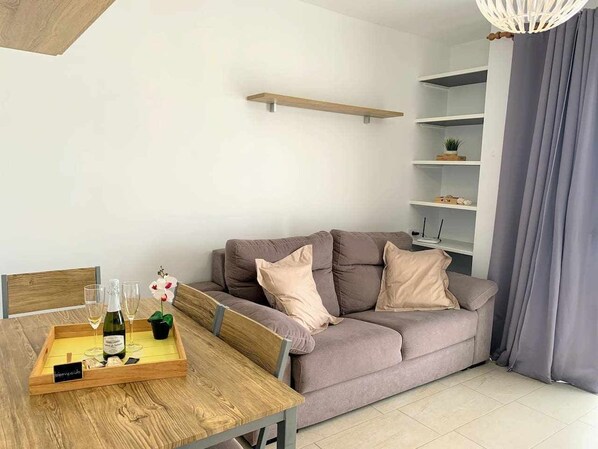 Bed,TV and multimedia,Living room