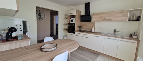 Cuisine équipée avec vue sur le canal