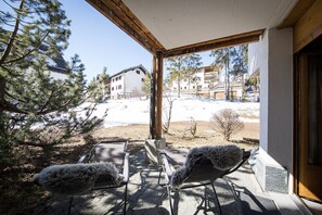 Terrasse mit direktem Anschluss zu der Langlauf Loipe.