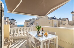 Terraza - fabulosas vistas al mar. Esplendido para desayunos, comidas y cenas.