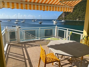 La terrasse de Ti Cabanon donnant sur la mer