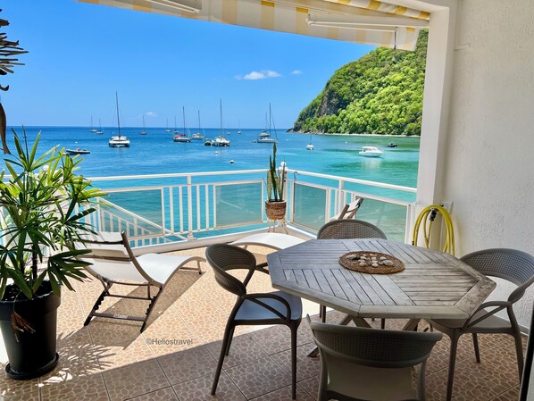 La terrasse avec accès à la mer