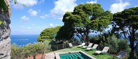 Piscina con vista su Capri e Napoli