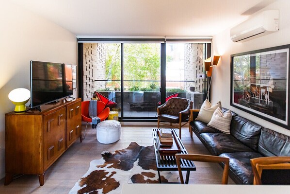 In this modern and cozy lounge, bright and inviting with wide glass doors, you’ll find air-conditioning and a large TV where you can stream your favourite movies on Netflix while relaxing on the comfortable sofa.