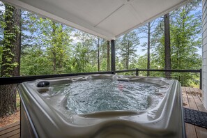 Outdoor spa tub