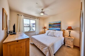 king sized bed with view of the ski mountain