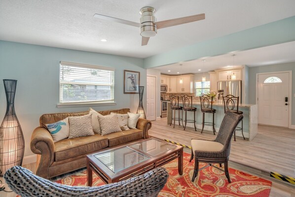 Indoors, Furniture, Living Room, Room, Building