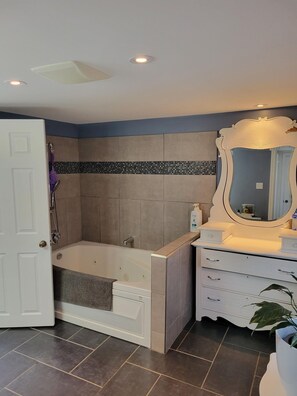 Large soaker tub with jets.