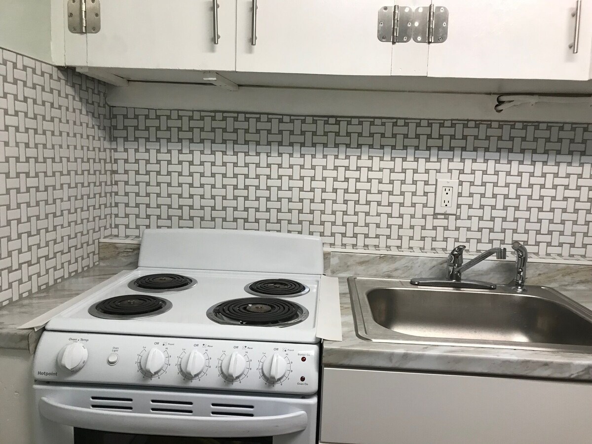 Cheerful and cozy 1 bedroom efficiency. Private