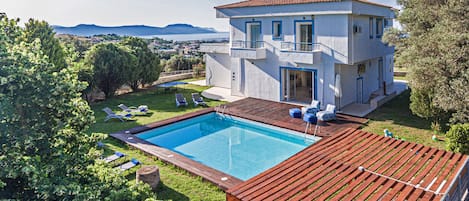 A beautiful villa at a tranquil location! With amazing sea view & a 50sqm. pool!