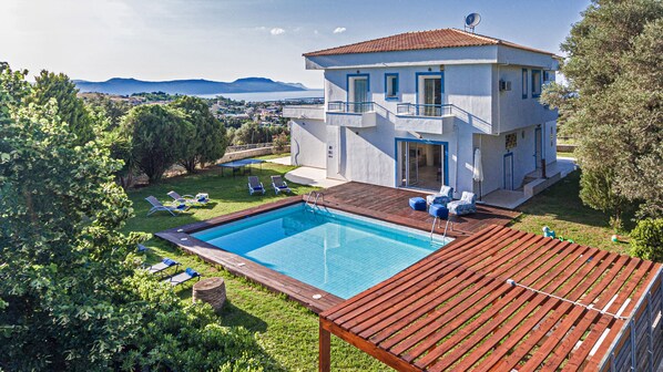 A beautiful villa at a tranquil location! With amazing sea view & a 50sqm. pool!