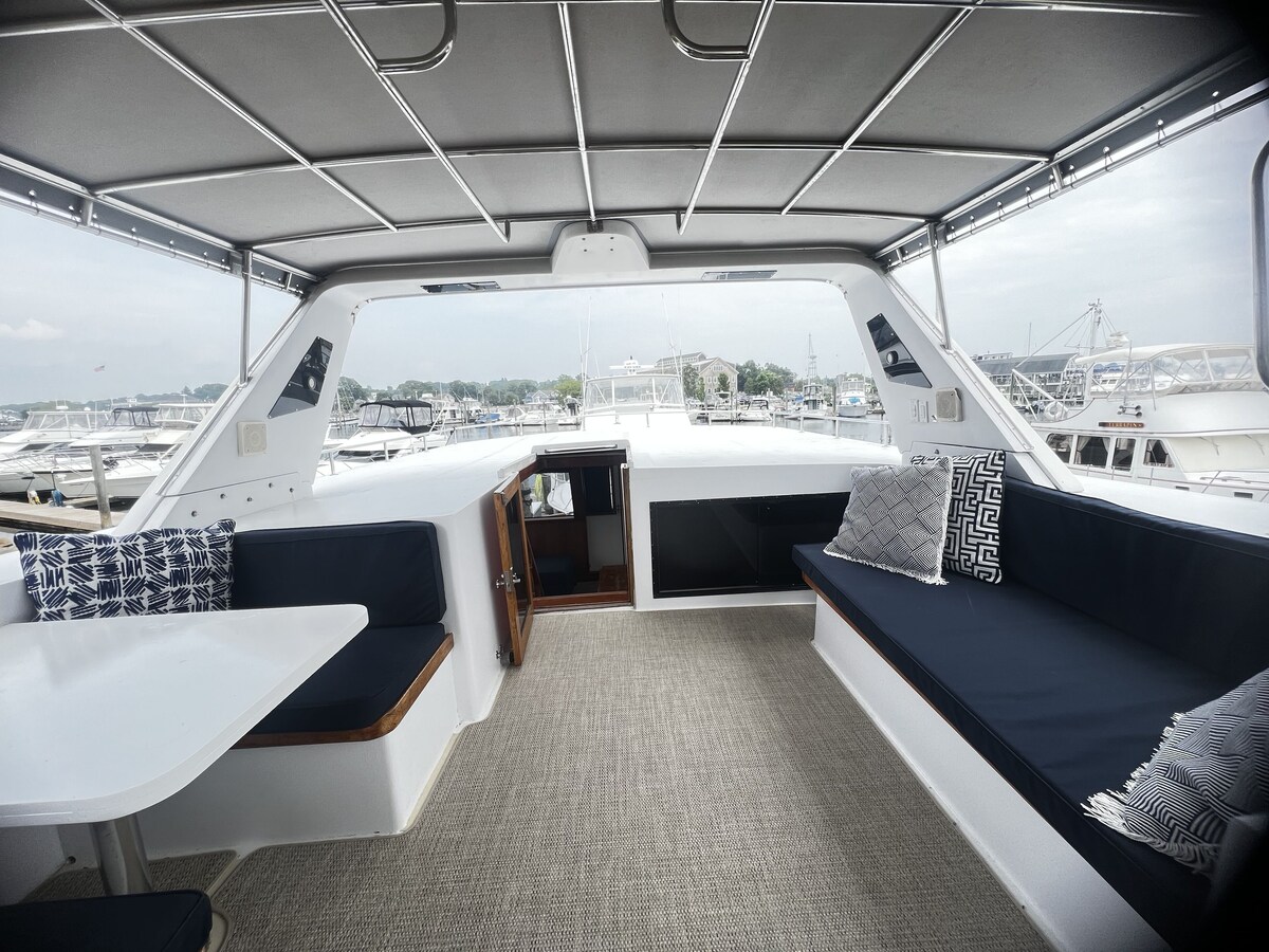 Downtown Mystic River Yacht with Sweeping Views