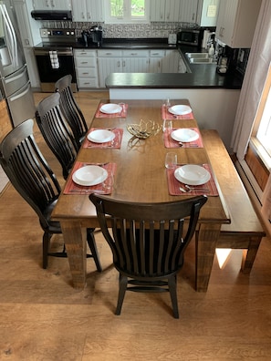 Dining Table (seats 7)/ Salle a Manger