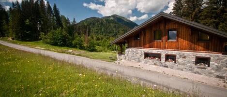 Vue du chalet - L'appartement est localisé à l'étage, côté droit sur la photo