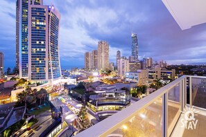 Generous size balcony offers iconic views of the Gold Coast 🏙
