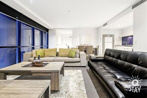 The ceiling to floor window design allows for a full view of the surroundings 😎