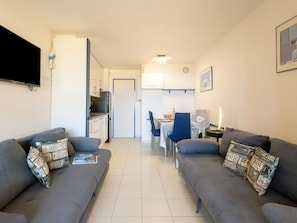 Bilderrahmen, Möbel, Gebäude, Couch, Komfort, Tabelle, Azurblau, Lampe, Tür, Wohnzimmer
