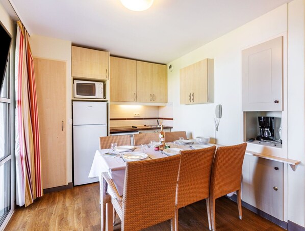 Cabinetry, Comptoir, Propriété, Meubles, Électroménager, Cuisine, Bois, Sol, Appareil De Cuisine, Sol