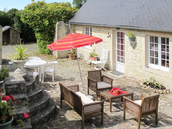 Plante, Table, Bâtiment, Meubles, Propriété, Fenêtre, Chaise, Pot De Fleur, Tableau De Plein Air, Mobilier De Jardin