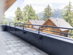 Himmel, Daytime, Eigentum, Wolke, Holz, Gebäude, Baum, Strassenbelag, Haus, Asphalt