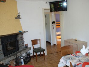 Television, Building, Table, Comfort, Wood, Interior Design, Flooring, Floor, Living Room, Home Appliance