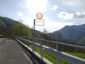 Wolke, Himmel, Berg, Infrastruktur, Pflanze, Zaun, Hochland, Strassenbelag, Asphalt, Steigung