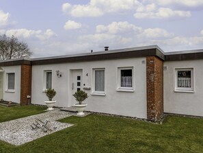 Pflanze, Wolke, Himmel, Fenster, Gebäude, Grundstueck, Gras, Haus, Tür