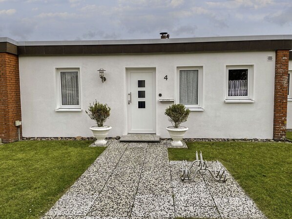 Gebäude, Pflanze, Fenster, Wolke, Himmel, Grundstueck, Haus, Tür, Gras, Blumentopf
