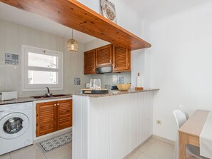 Countertop, Cabinetry, Möbel, Zapfhahn, Eigentum, Gebäude, Sinken, Herd, Küche, Armatur