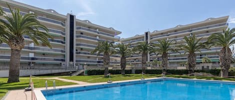 Agua, Cielo, Planta, Nube, Edificio, Tiempo De Día, Propiedad, Piscina, Azur, Árbol