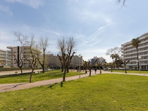 Pflanze, Himmel, Wolke, Gebäude, Baum, Gras, Grundstueck, Urban Design, Natürliche Landschaft, Gehölz